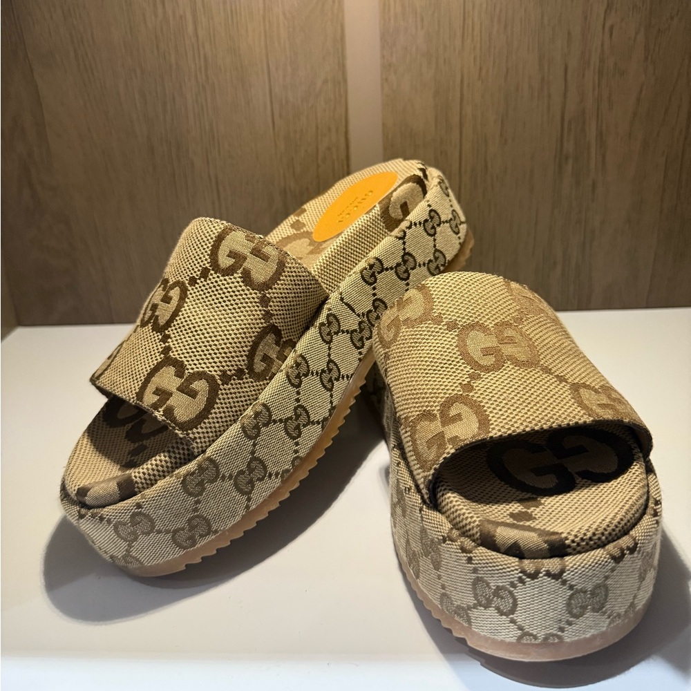 ✨Gucci Women’s platform slide sandal ✨